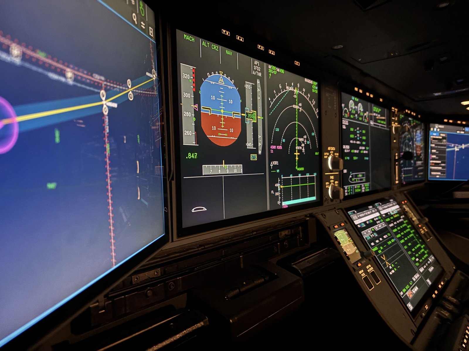 Primary flight display and navigation display in an airliner flight deck